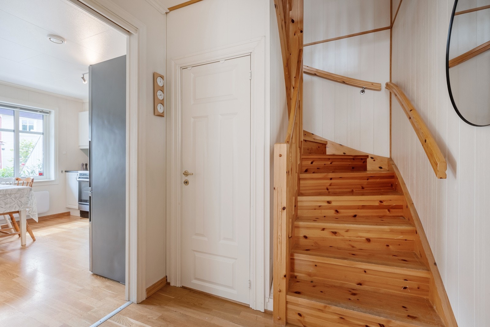 Trapp opp fra entre til boligens 2. etasje. Galleribilde