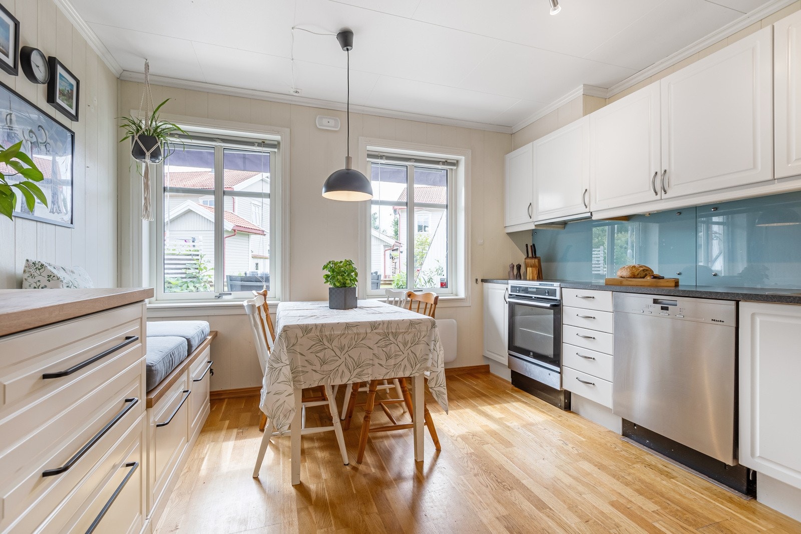 Innredning med profilerte fronter. Godt med skap og bekeplass. Galleribilde