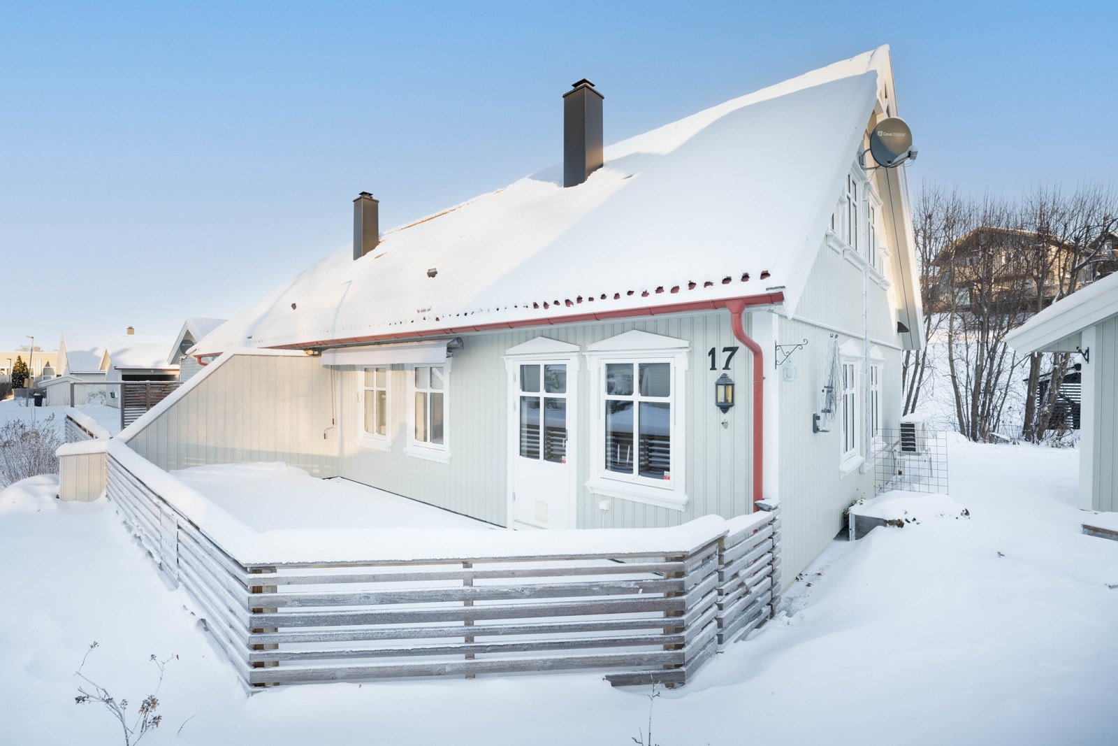 Hyggelig endebilig med grøntarealer rundt boligen. Galleribilde