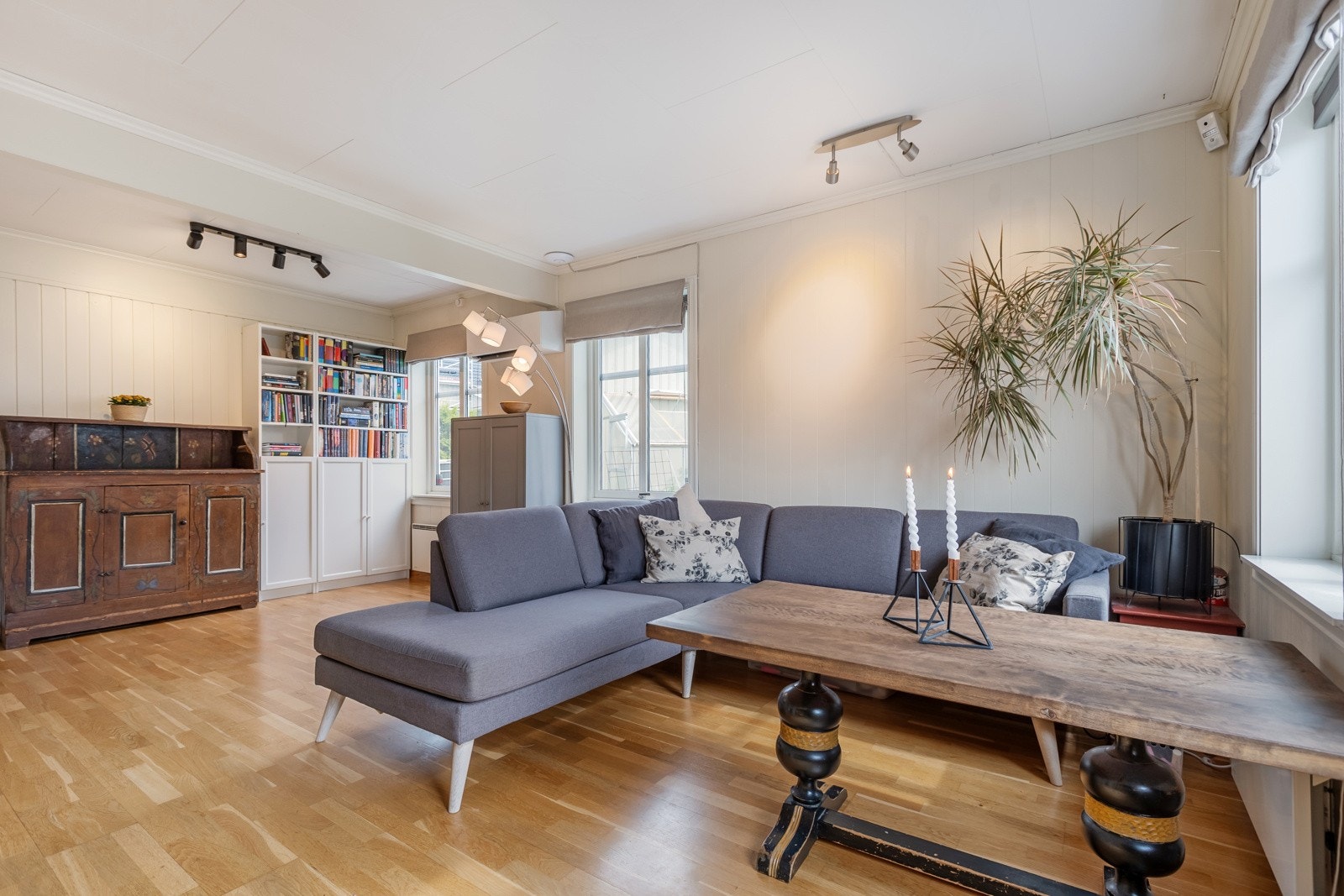 Fra stua er det utgang til terrasseplatting og hagearealer. Galleribilde