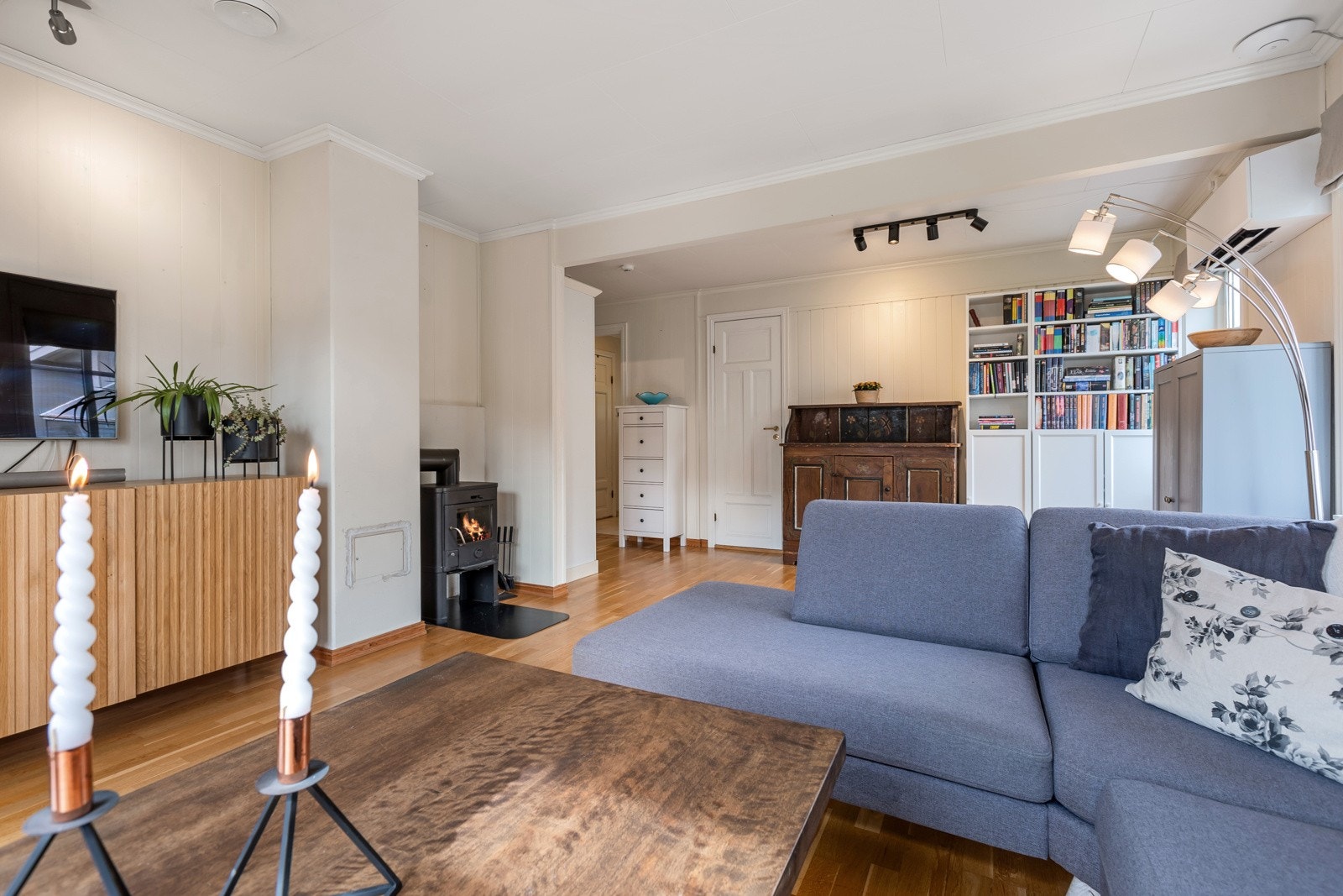 Fra stua er det tilgang til soverommet i boligens 1. etasje. Galleribilde