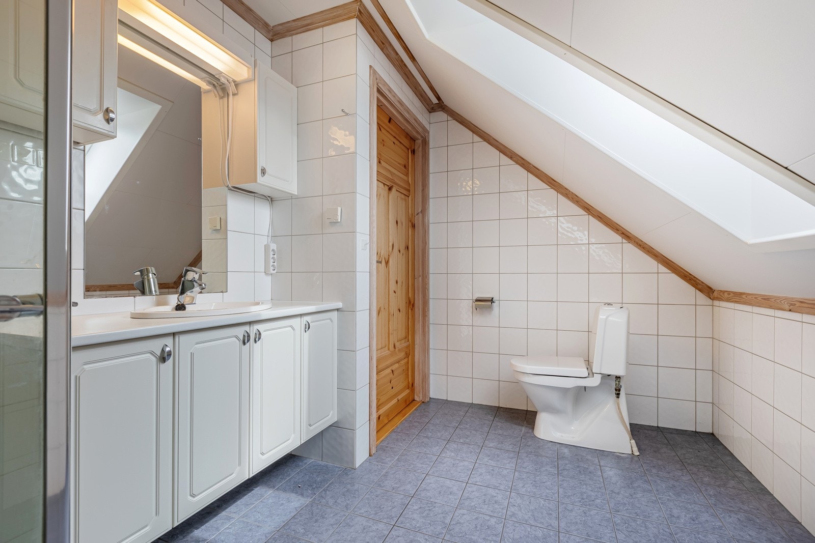 Bad/wc i 2. etasje. I tillegg innredning med speil og belysning samt dusjhjørne. Galleribilde