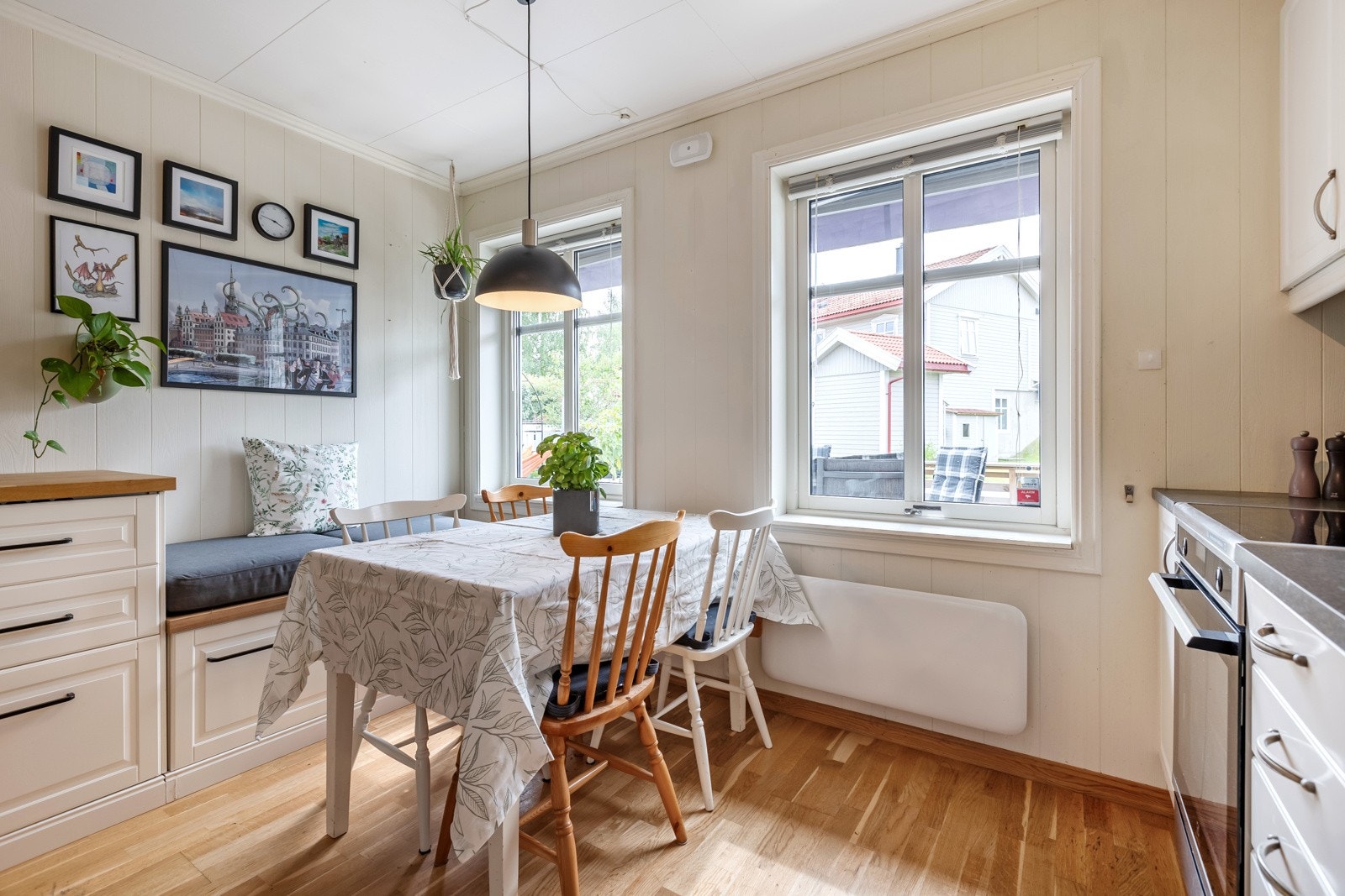 Kjøkken med god plass for mindre spisegruppe. Galleribilde