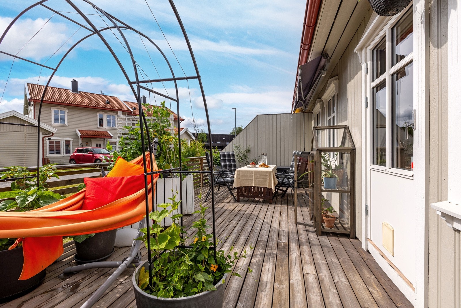 Vestvendt terrasseplatting med solrik plass. Galleribilde