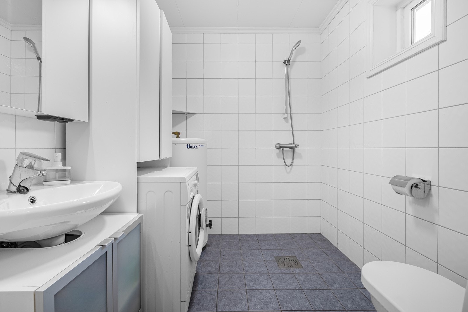 Bad i boligens 1. etasje. Flislagt med gulvvarme. Galleribilde