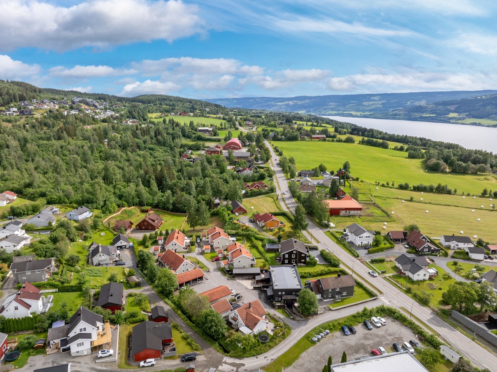 Sentralt på Søre-Ål med kort veg til dagligvarebutikker og bensinstasjon med post i butikk, barneskole og ungdomsskole. Galleribilde