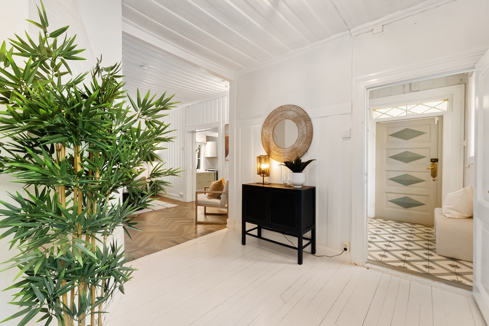 Det er kott under trappen, og fra entreen er det adkomst til en luftig hall som ligger åpen mot stuen. Galleribilde