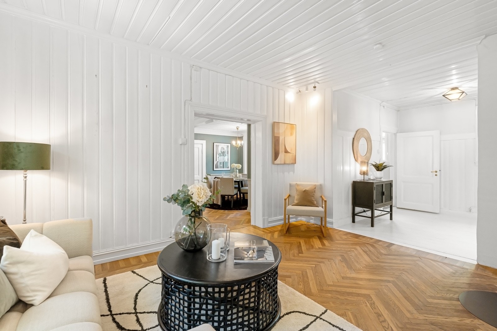 Stuen er lys og luftig, plassert i åpen løsning mot hallen og i direkte tilknytning til spisekjøkkenet, noe som gir god kontakt mellom de ulike sonene. Galleribilde