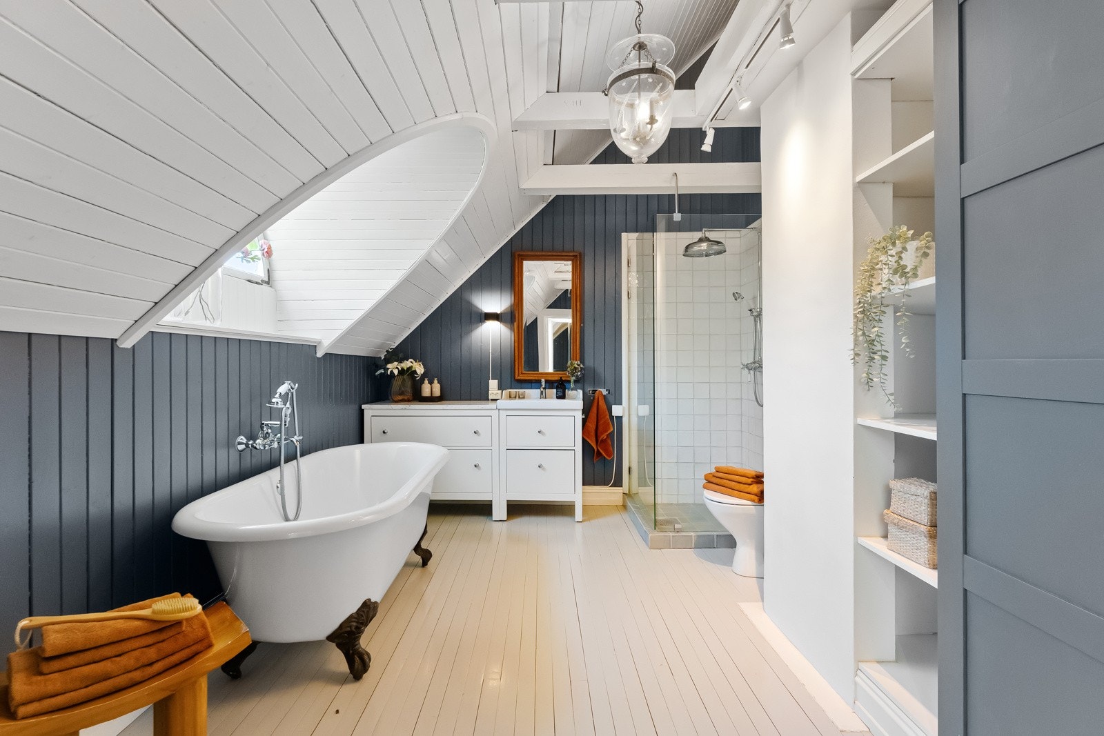 Badet er pusset opp i tråd med leilighetens uttrykk, og har et vakkert særpreg både fra unike overflater og takbjelker, men også fra et nydelig buevindu i skråhimlingen. Galleribilde