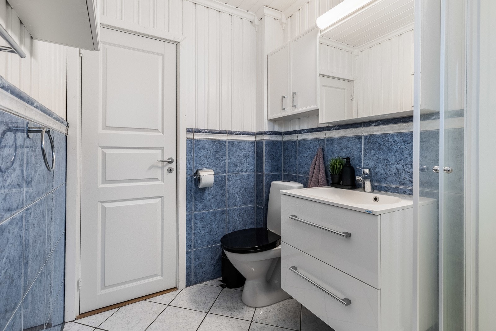 Baderommet inneholder servant, dusjkabinett og wc. Galleribilde