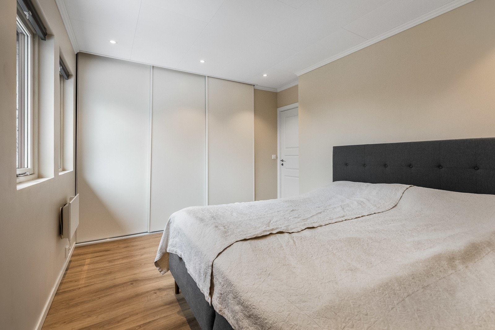 Innebygget og plassbesparende skyvedørsgarderobe. Galleribilde