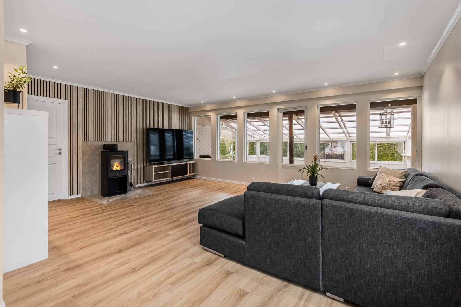 Overflater i stuen er oppgradert i 2024 med 1-stavs laminat gulv, slette malte veggflater og downlights. Varme i gulv. Forøvrig oppvarming med varmepumpe. Galleribilde