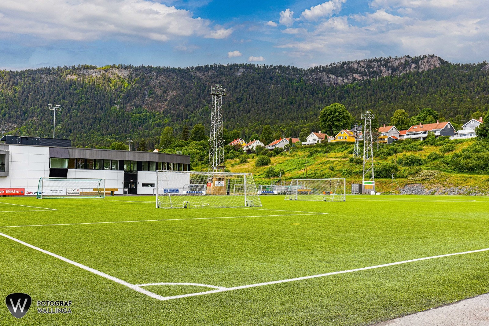 Solberg idrettspark har flere kunstgressbaner og idrettshall. Her holder Solberg SK til, med tilbud innen blant annet fotball, bandy og håndball. Ellers har Åssiden IF et sportslig tilbud for alle aldre. Galleribilde