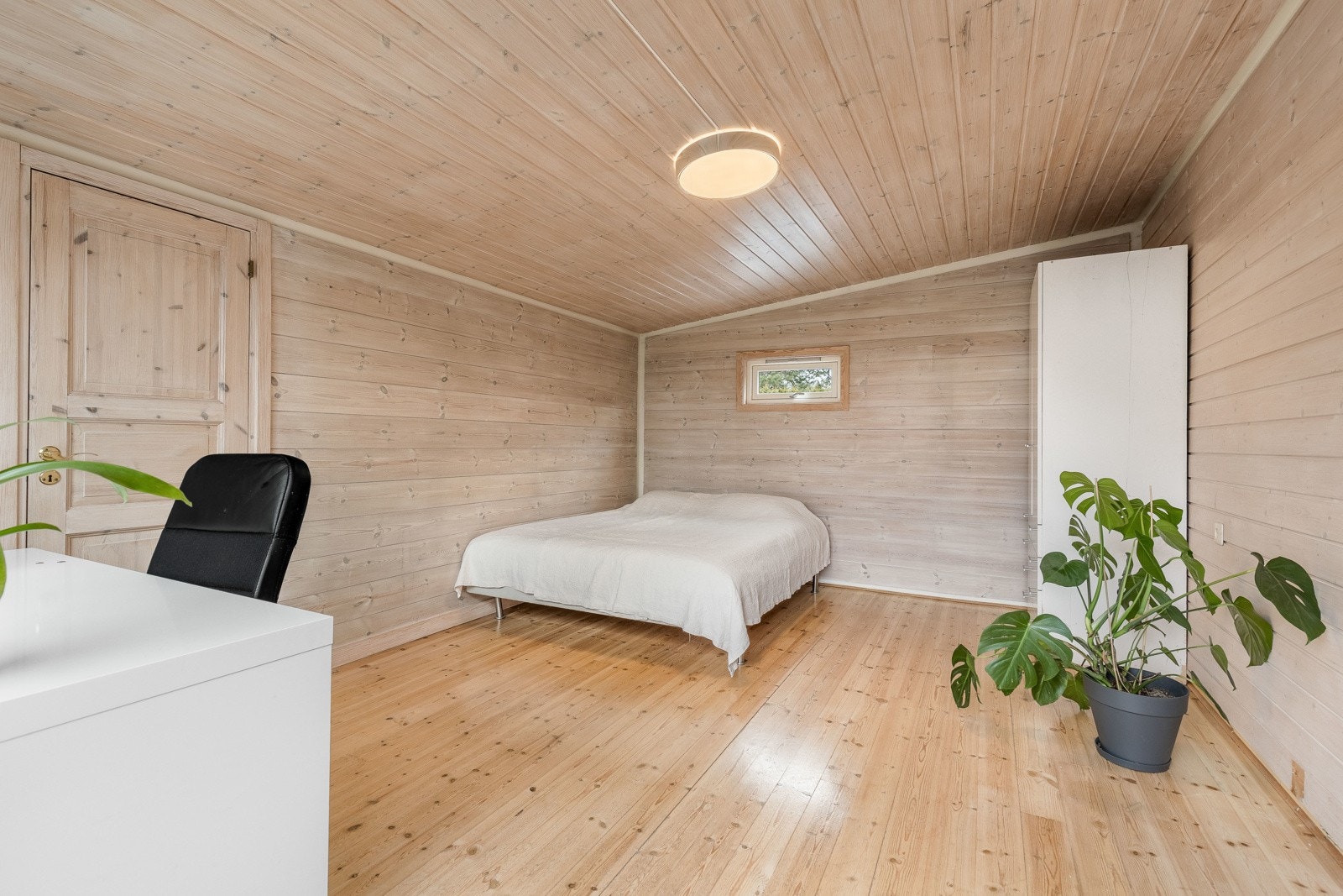 Soverom 3 er av god størrelse med plass til ønsket inventar. Fungerer også som sommerstue eller medierom. Galleribilde