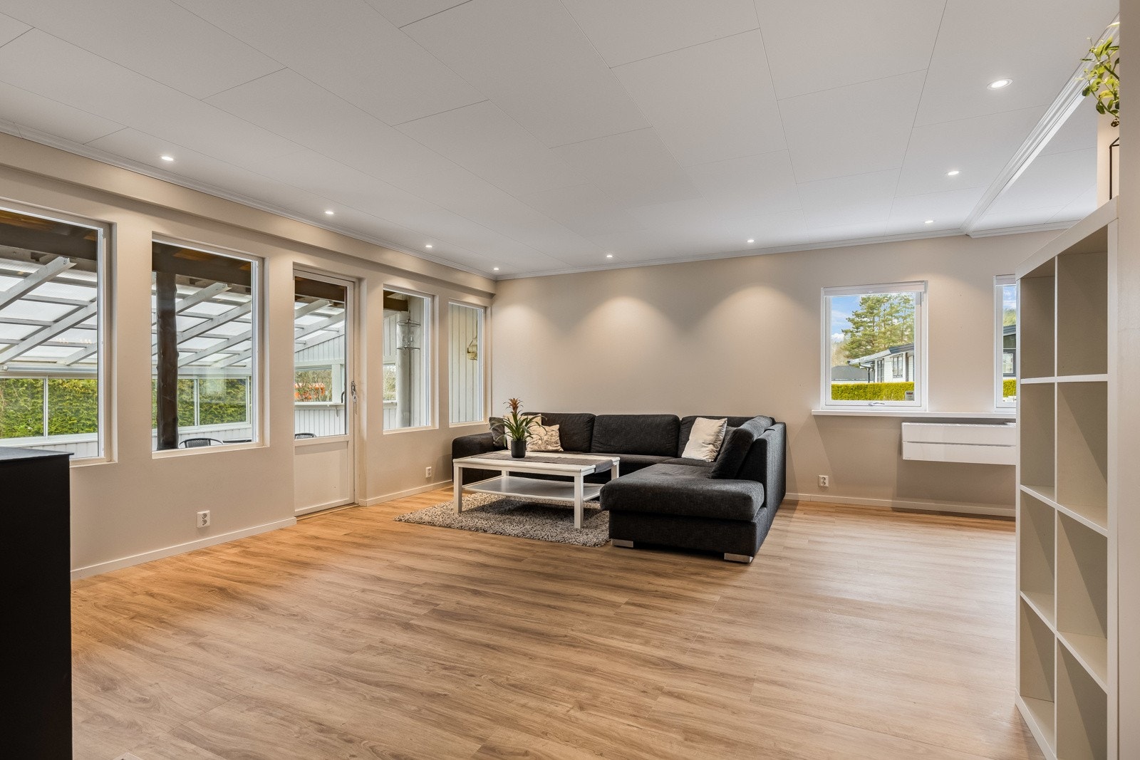 Stuen er åpen, lys og luftig. Galleribilde