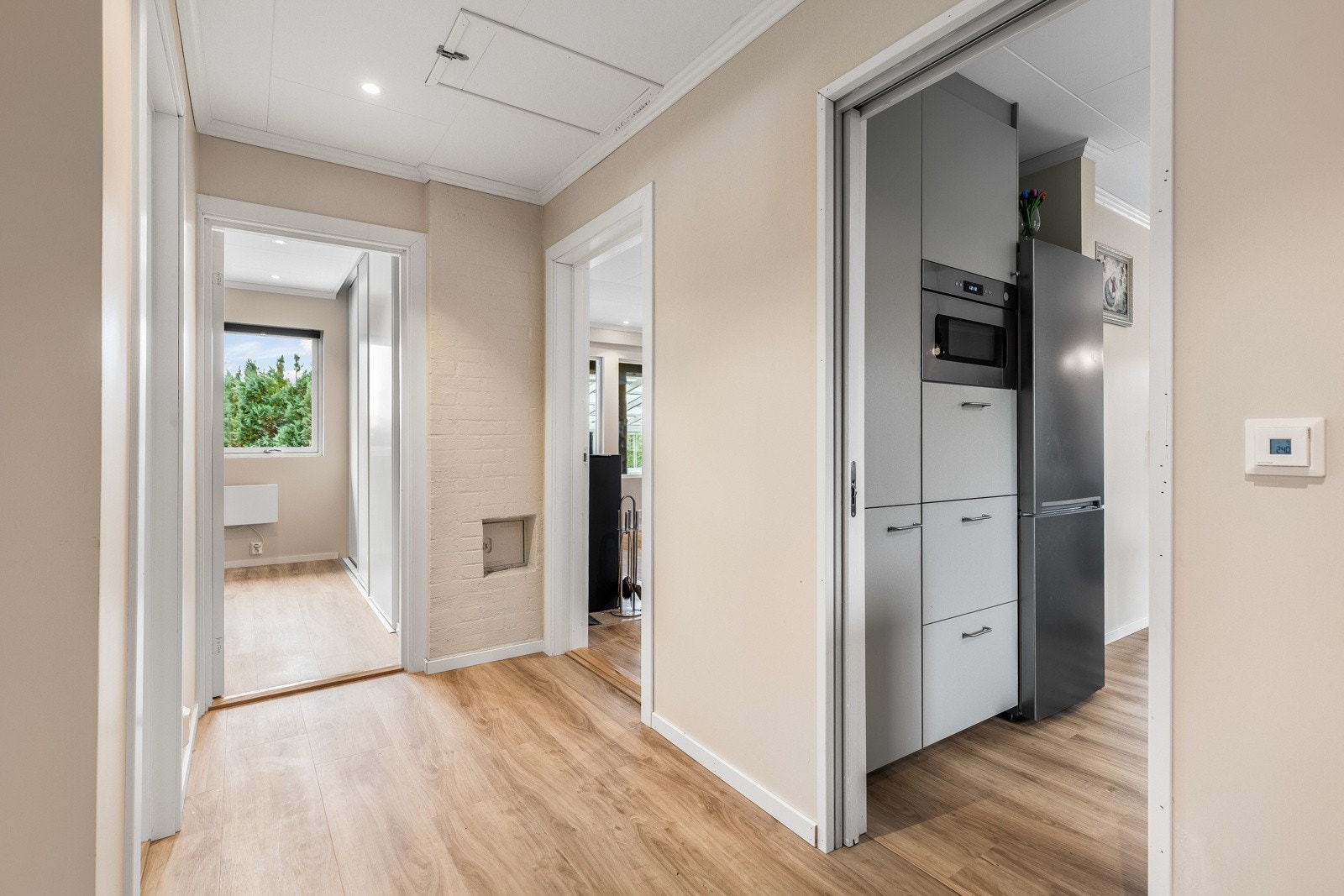 Boligen er oppgradert i nyere tid, med bl.a. overflater i flere rom og nytt kjøkken. Gangen er gipset og det er etablert downlights. Varme i gulv. Galleribilde