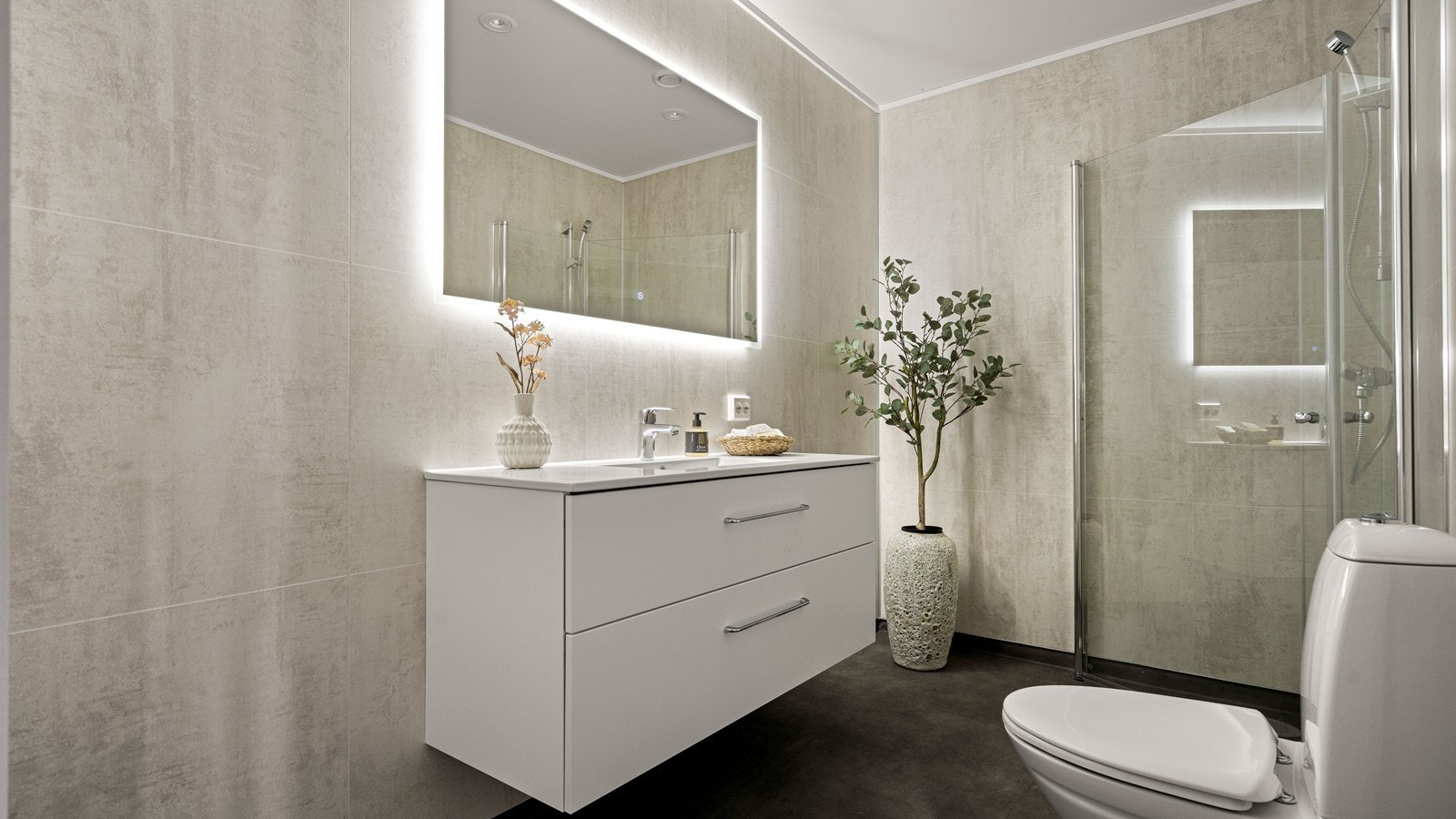 Utstyrt med servantinnredning, speil med lys, dusjhjørne og toalett Galleribilde