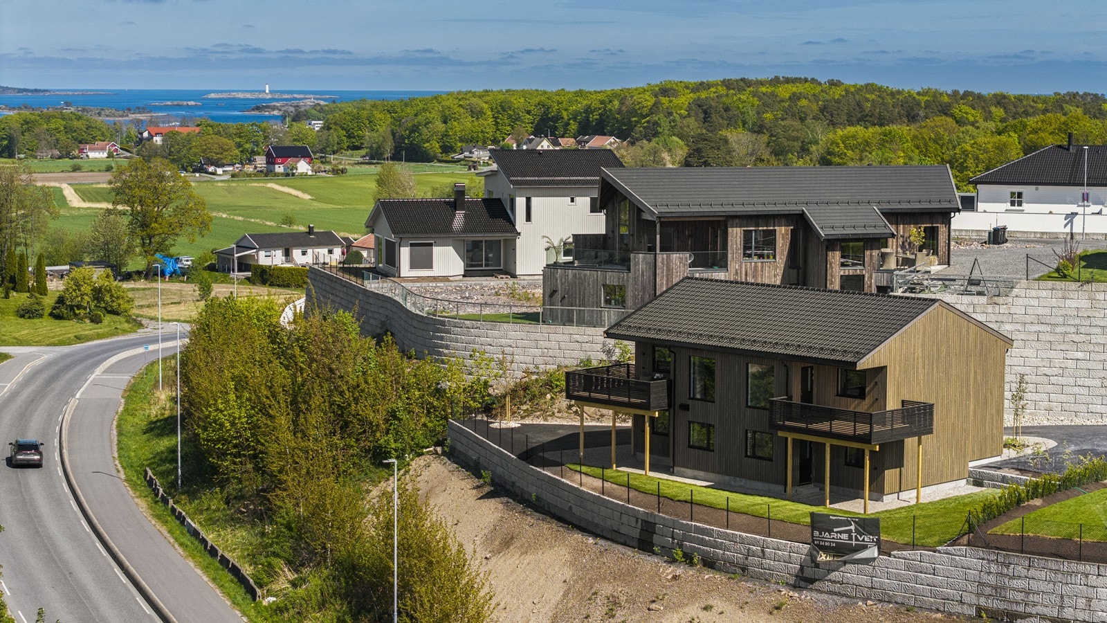 Boligen ligger sentralt til på Fevik. Her er det gangavstand til flotte badeområder, båthavn og turområder, samt Feviktoppen med godt utvalg av butikker, legesenter etc Galleribilde