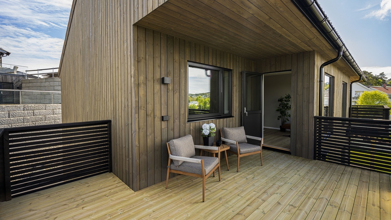 God plass til sittegrupper og grill Galleribilde