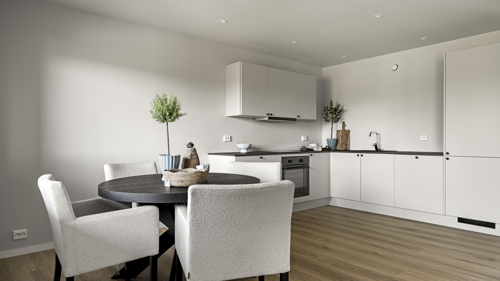 Velutstyrt kjøkken med integrerte hvitevarer Galleribilde