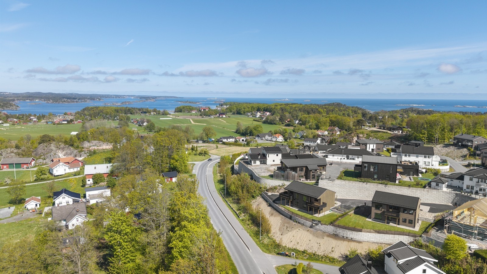 Gode bussforbindelser både til Arendal og Grimstad. Her går det flere busser både fra busstopp like ved, samt Feviktoppen Galleribilde