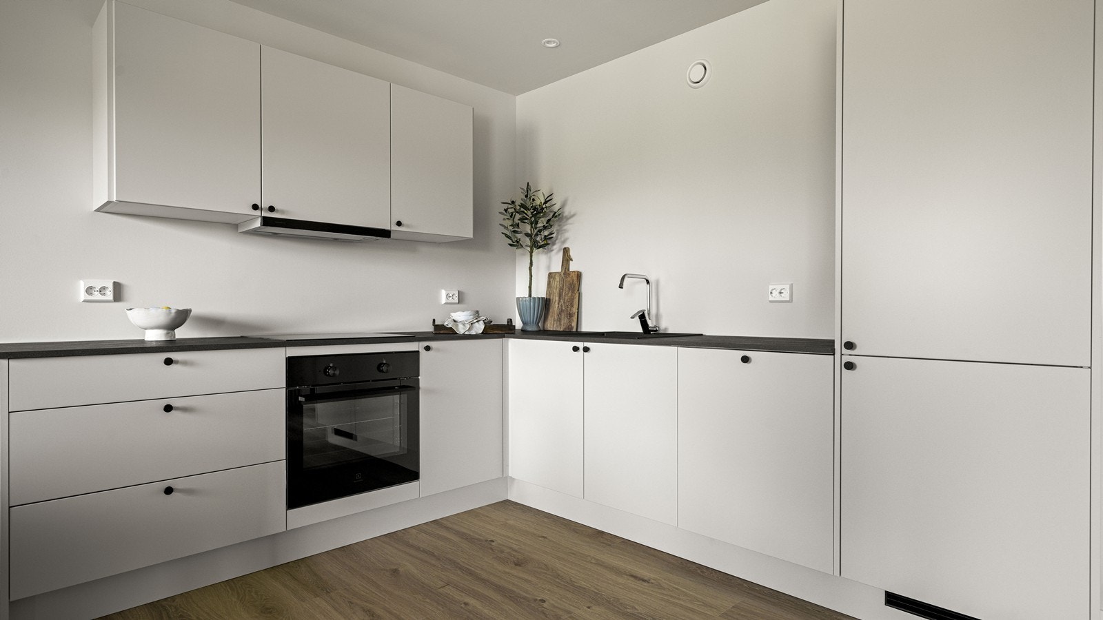 Godt utformet med god plass til oppbevaring og matlaging Galleribilde