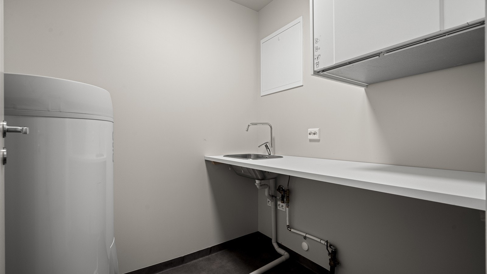 Eget vaskerom/teknisk rom med utslagsvask og varmvannsbereder Galleribilde