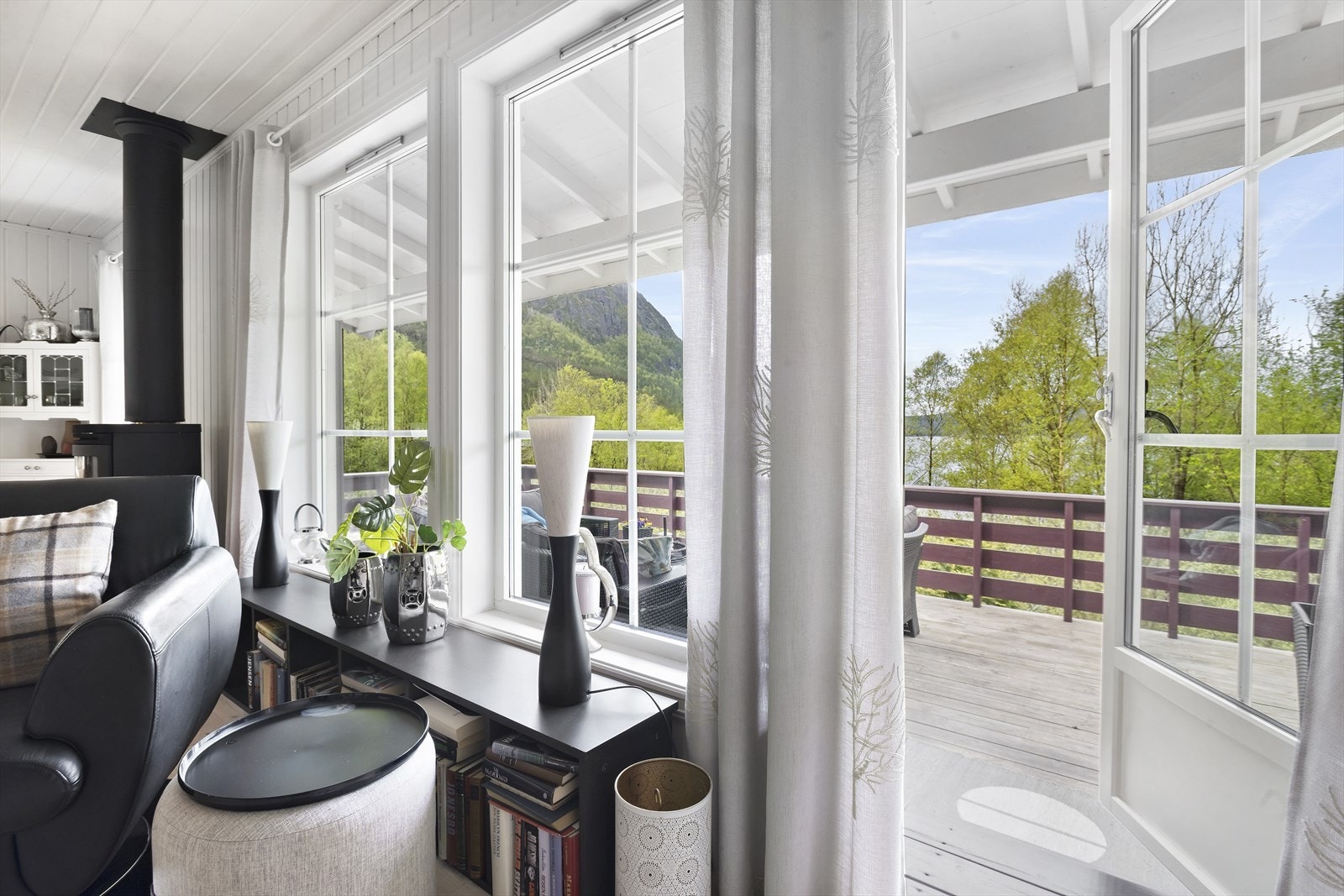 Fra stue eer det utgang til store terrasser mot vest sør og øst. Galleribilde