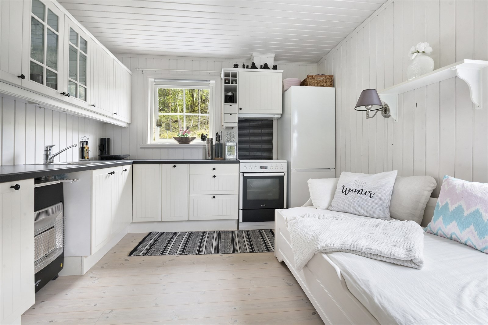 Kjøkkeninnredning med lyse fronter. Galleribilde