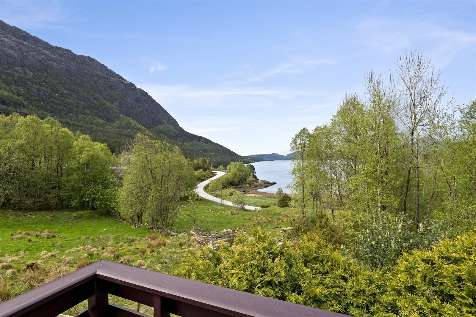 Det er noe fjordutsikt fra eiendommen Galleribilde