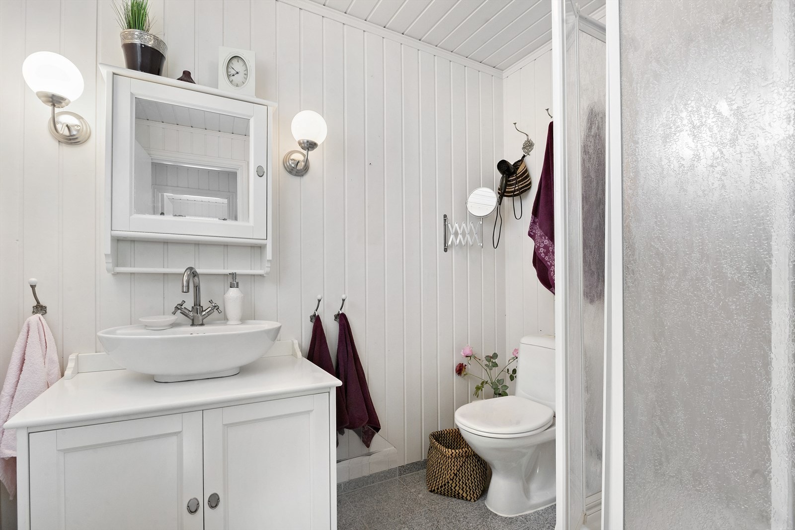 Bad/wc med vaskeservant med underskap, wc og dusjkabinett. Galleribilde