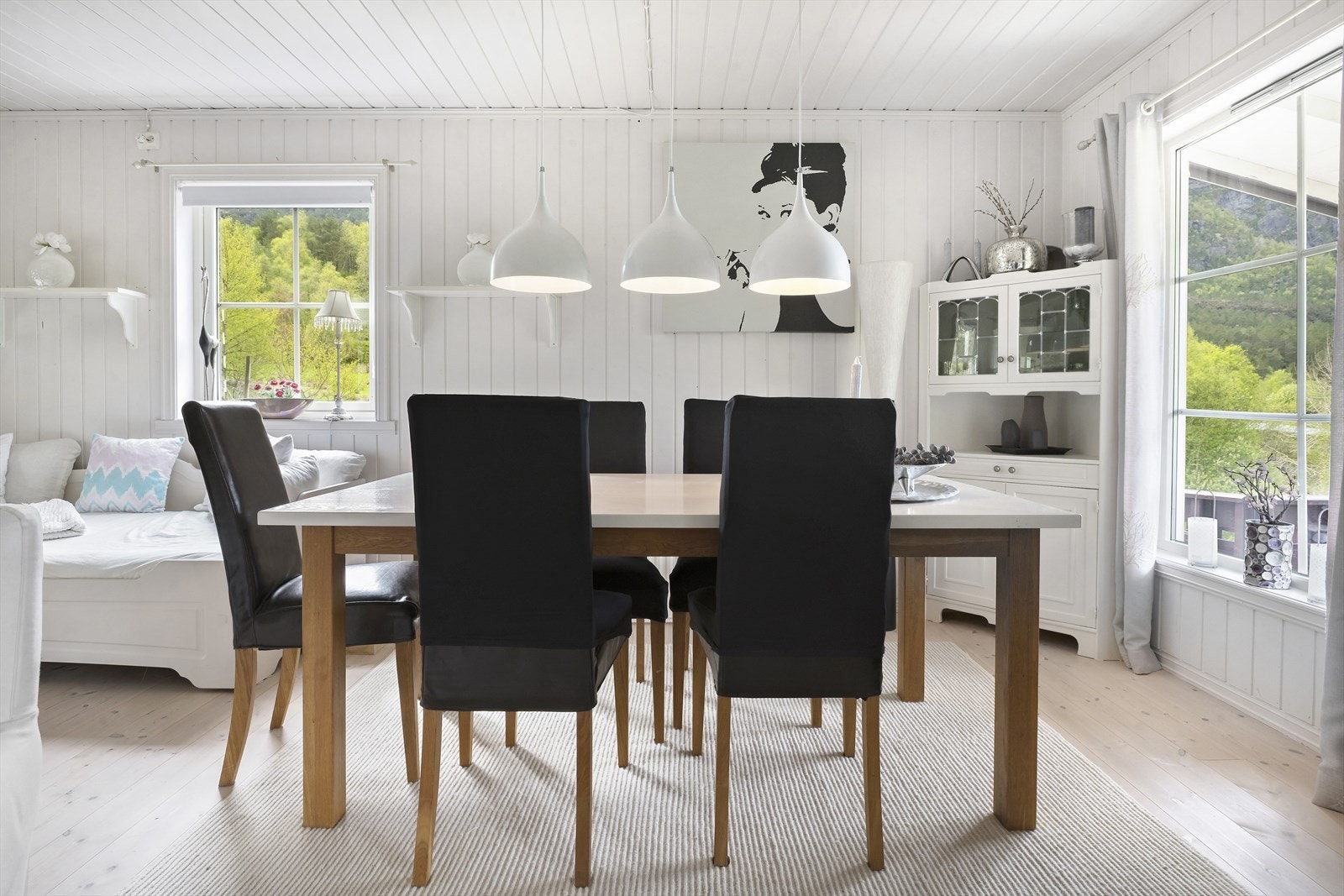 Det er god plass til sittegruppe og til spisebord i stue Galleribilde