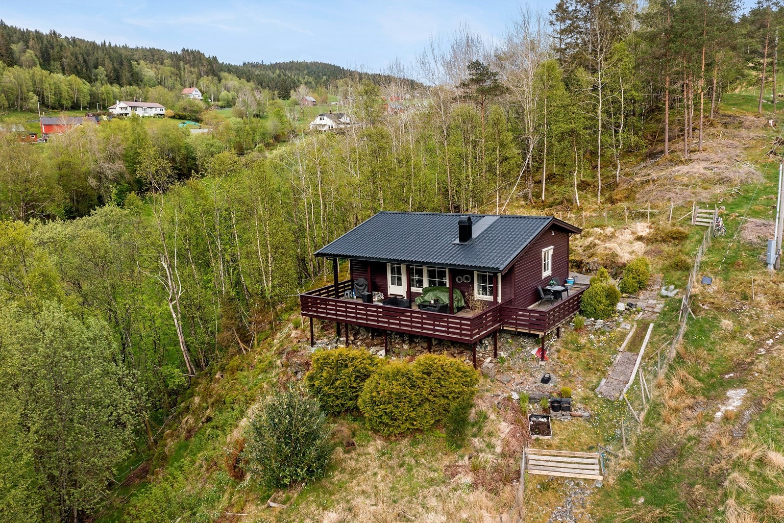 Eiendommen er skjermet av et skogholt på nordsiden Galleribilde