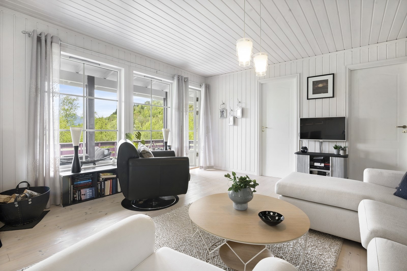 Lys og fin stue med store vinduer Galleribilde