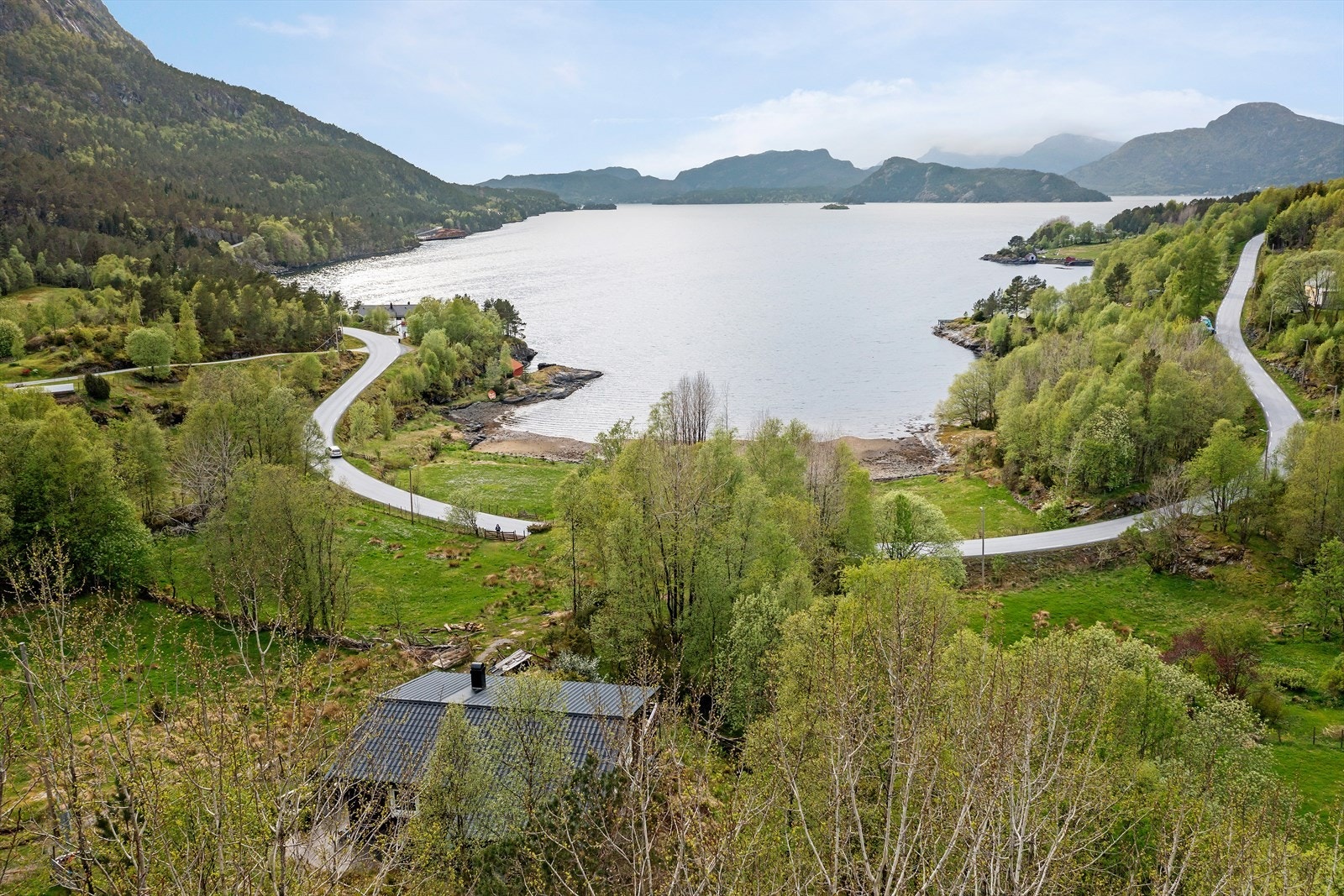 Eiendommen ligger vestvendt i Sunnarvika Galleribilde