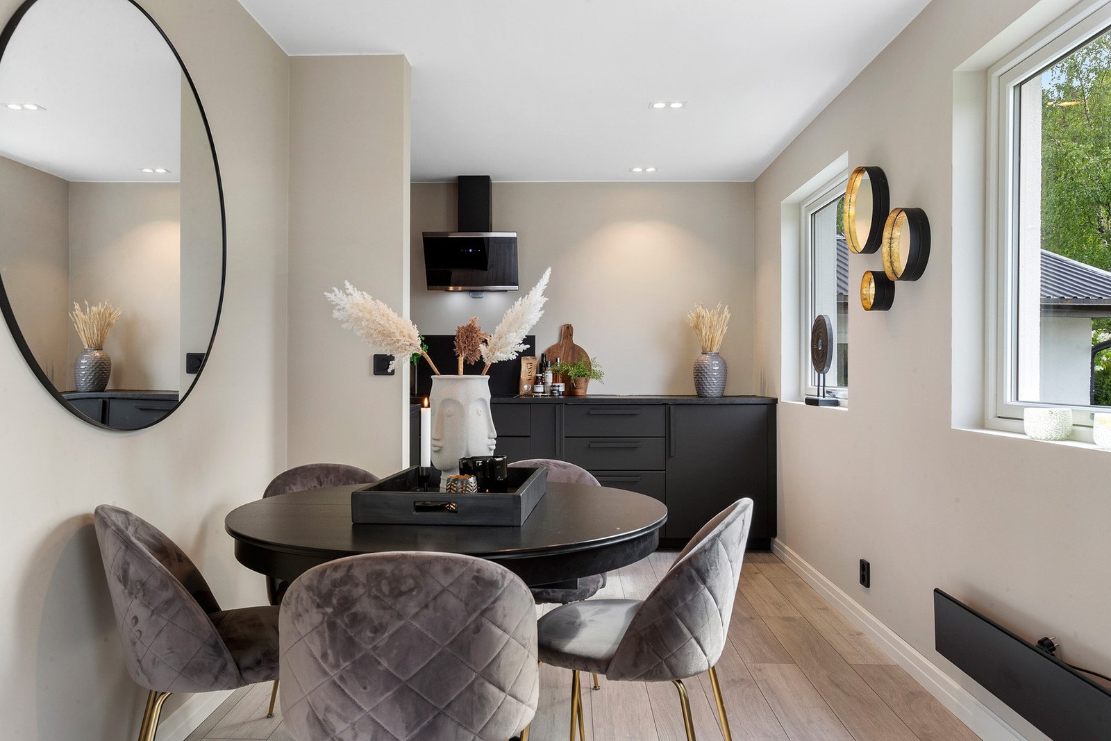 Her finnes praktisk plass for spisebord mellom stue og kjøkken Galleribilde