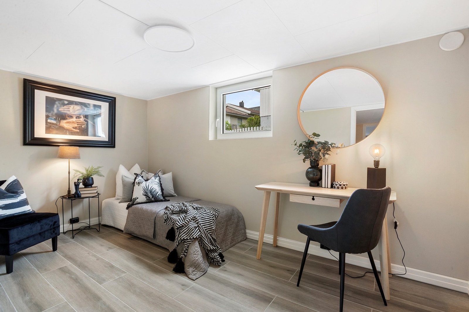 Kjellerens andre soverom med god størrelse og mange møbleringsalternativer Galleribilde