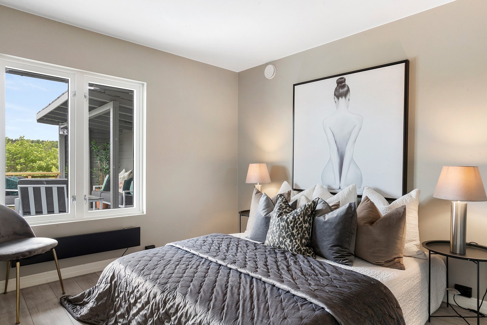 Hovedsoverommet har store vindusflater som slipper inn mye naturlig lys Galleribilde