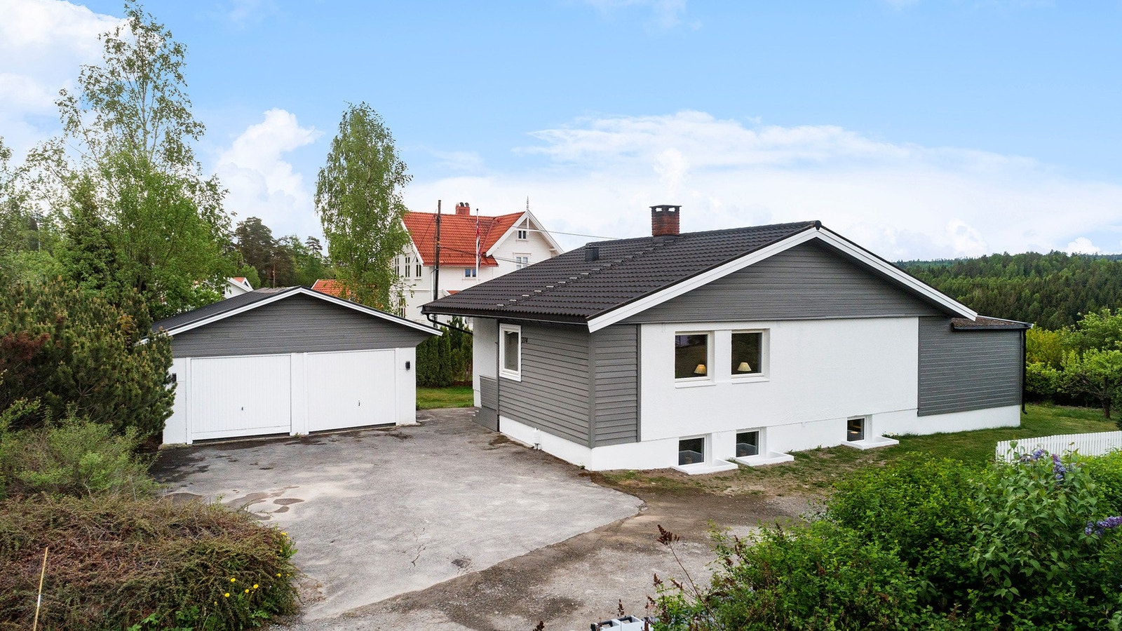 Dette er en innholdsrik enebolig med god standard, hybel i kjeller og stor og usjenert tomt med flotte utearealer Galleribilde