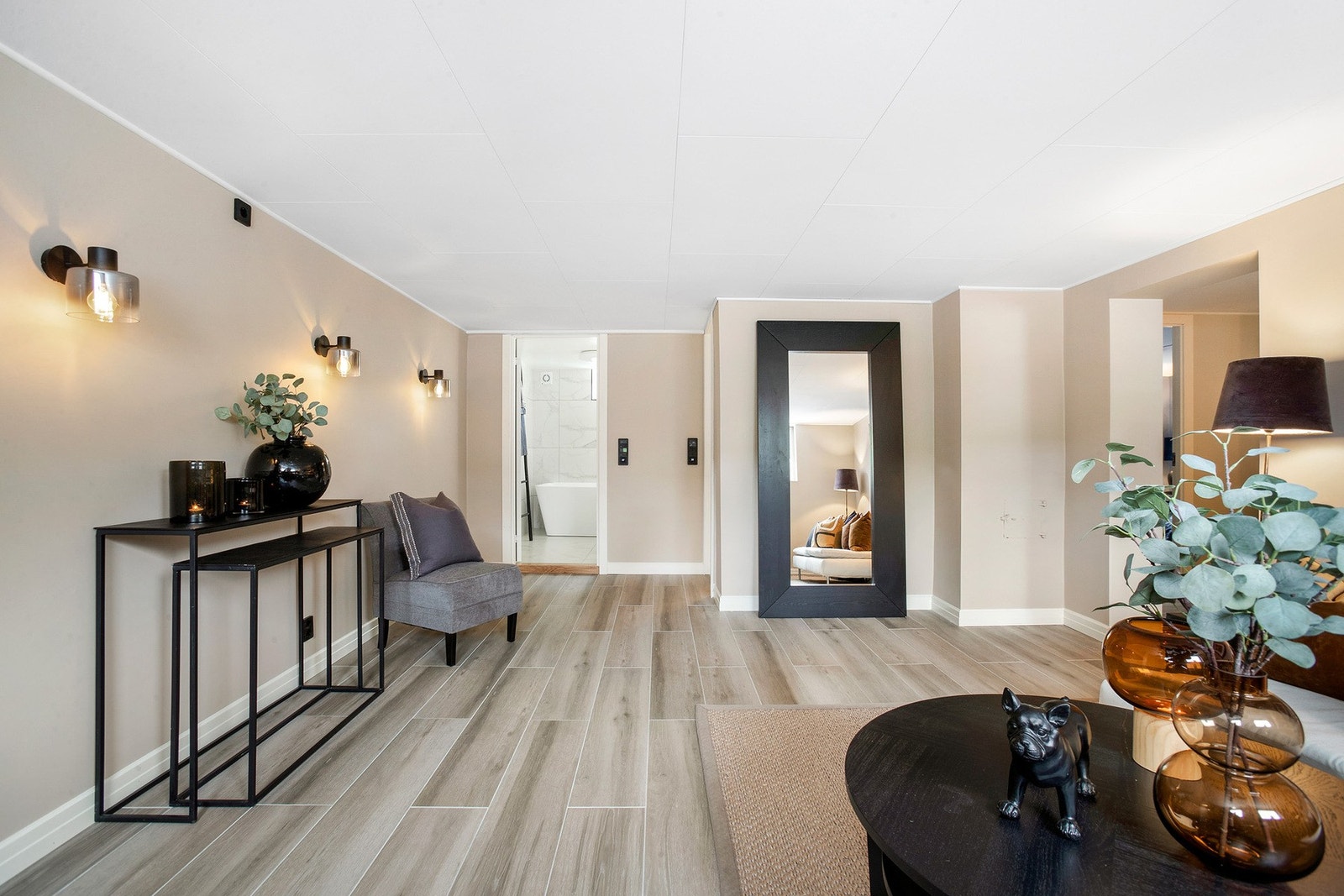 Kjelleretasje på ca. 81 m² med stue, 2 soverom, bad, vaskerom og egen inngang Galleribilde