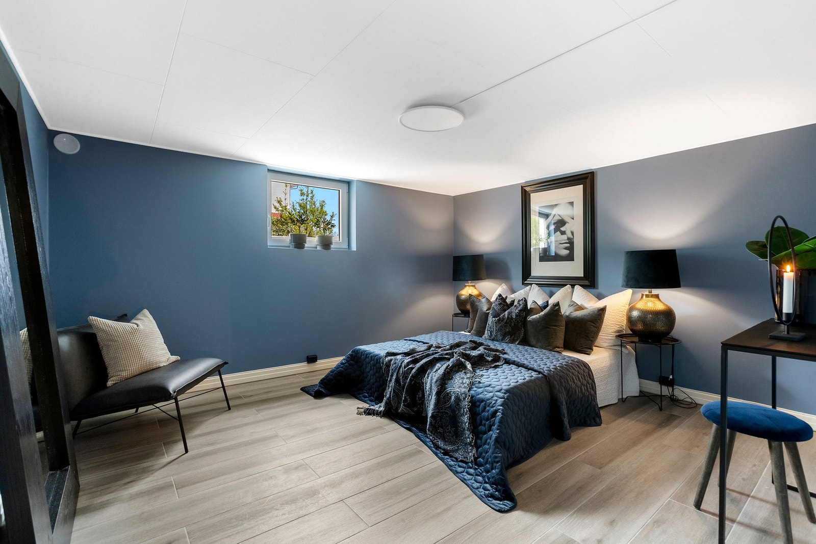 Romslig og behagelig soverom i kjelleretasjen - perfekt som gjesterom, tenåringsrom eller del av egen utleiehybel. Galleribilde