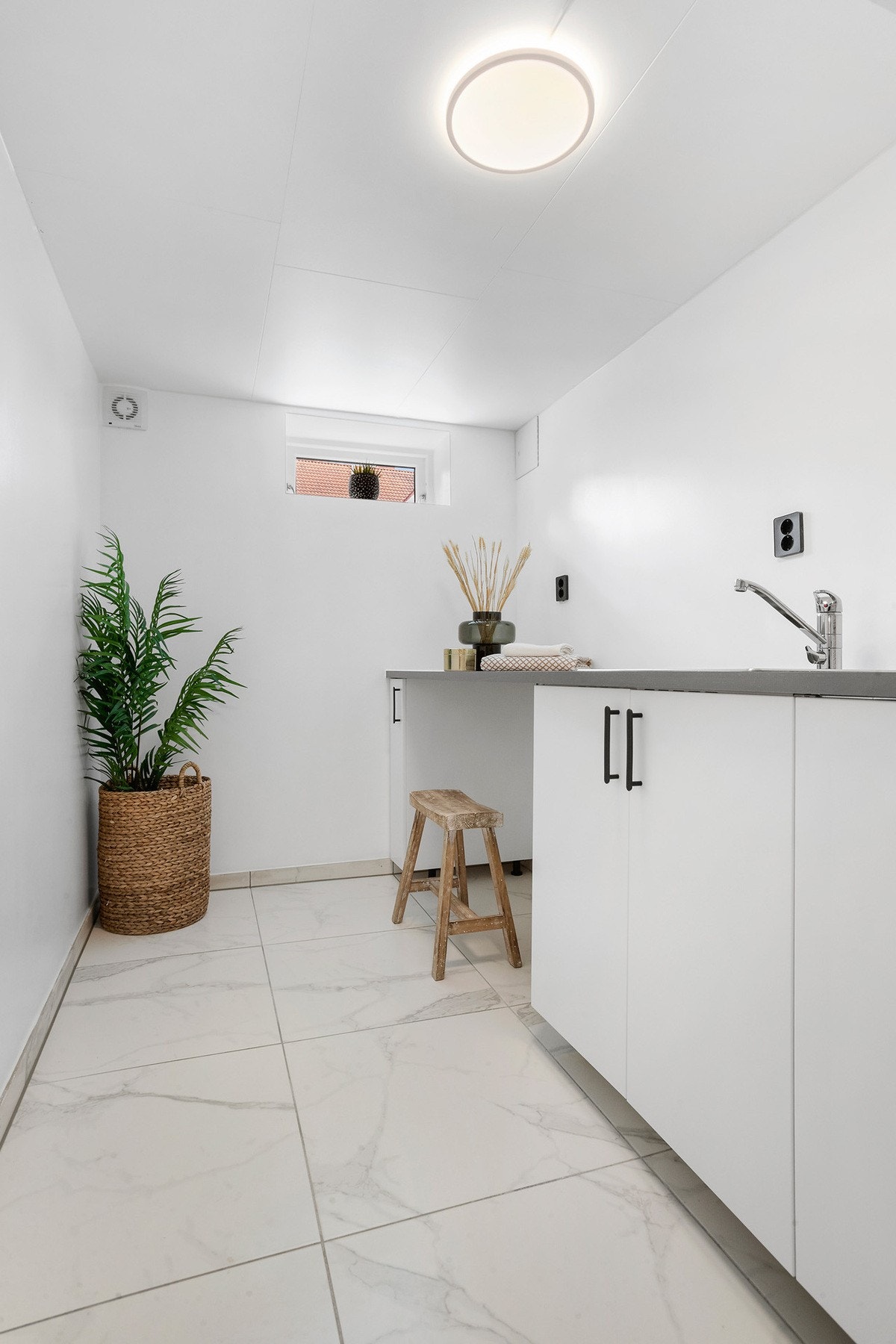 Kjelleretasjen har eget vaskerom med god benkeplass og egen utslagsvask. Benyttes idag som kjøkken for hybelen Galleribilde