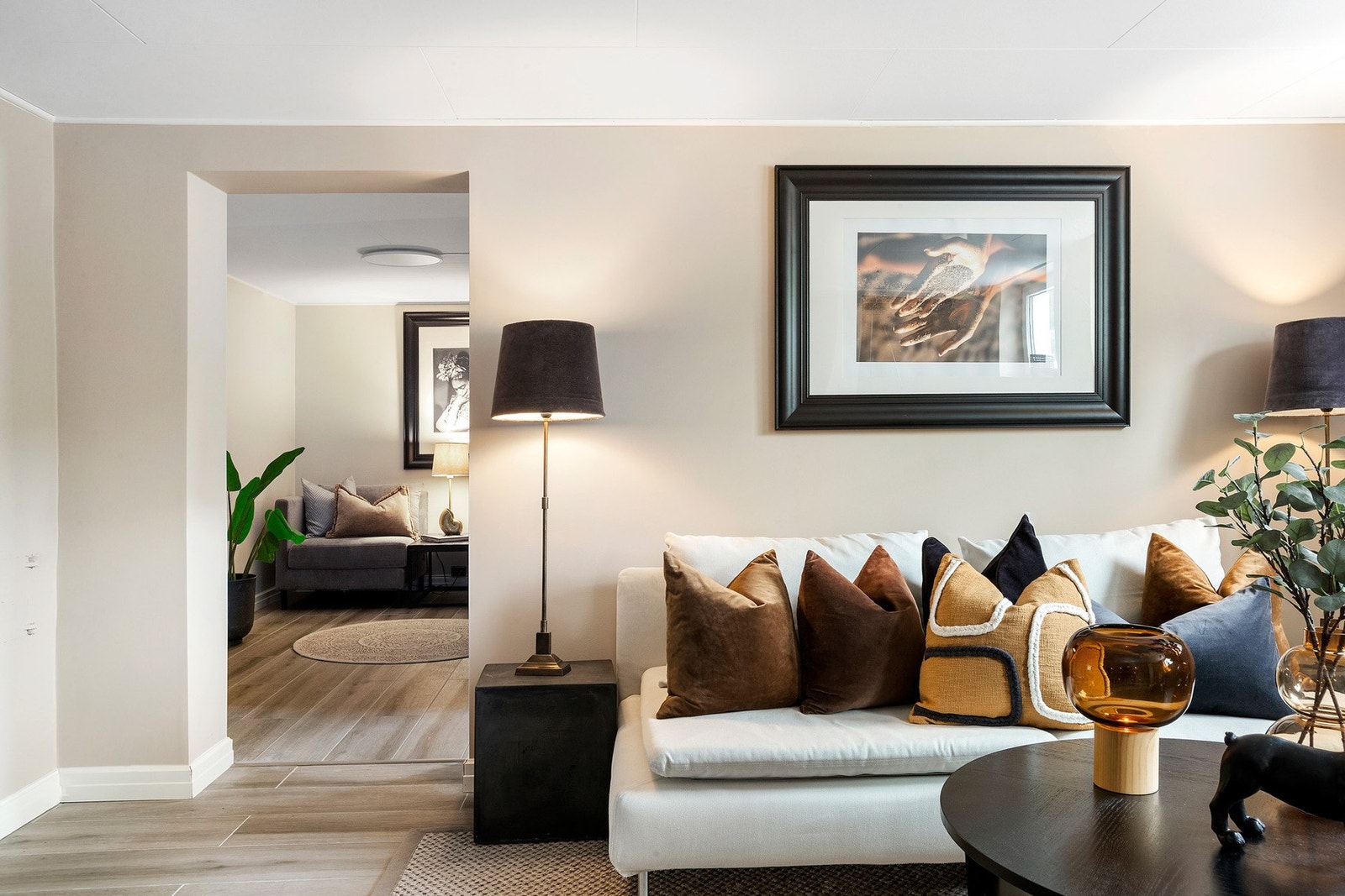 Kjellerstuen er innbydende med lune fargetoner og god takhøyde Galleribilde