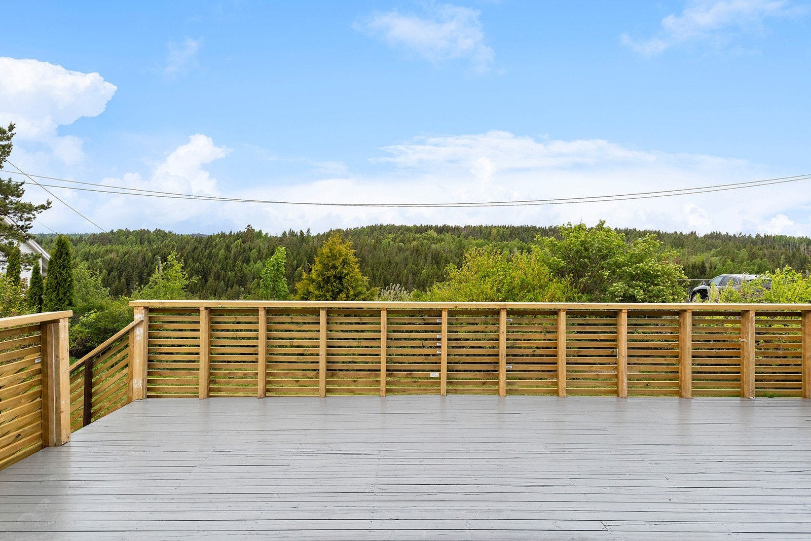 Fra terrassen har du utsyn mot grønne omgivelser og nabolaget - et rolig og trivelig område med god avstand til naboene Galleribilde