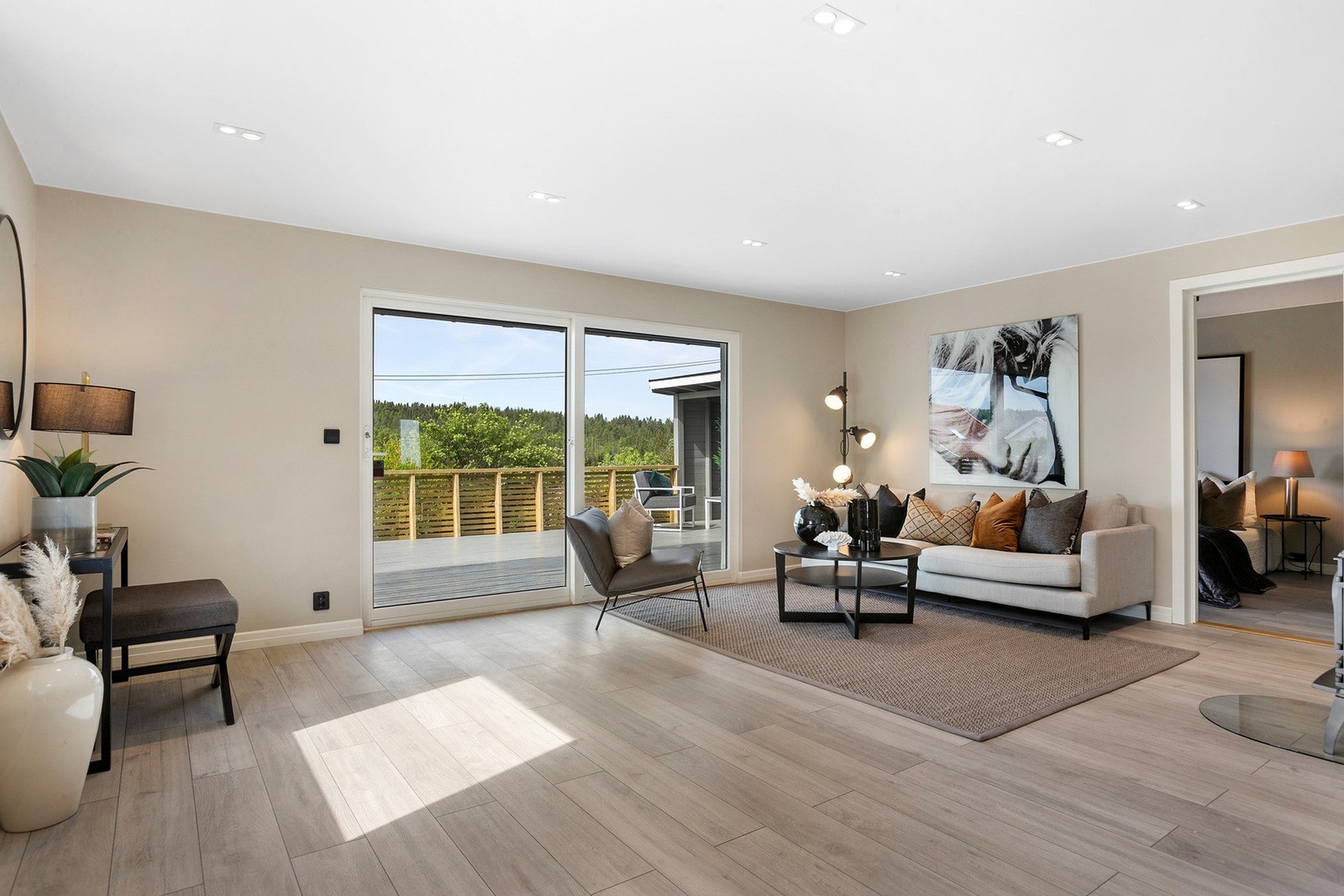 Utgang fra stuen til en stor og solrik terrasse Galleribilde