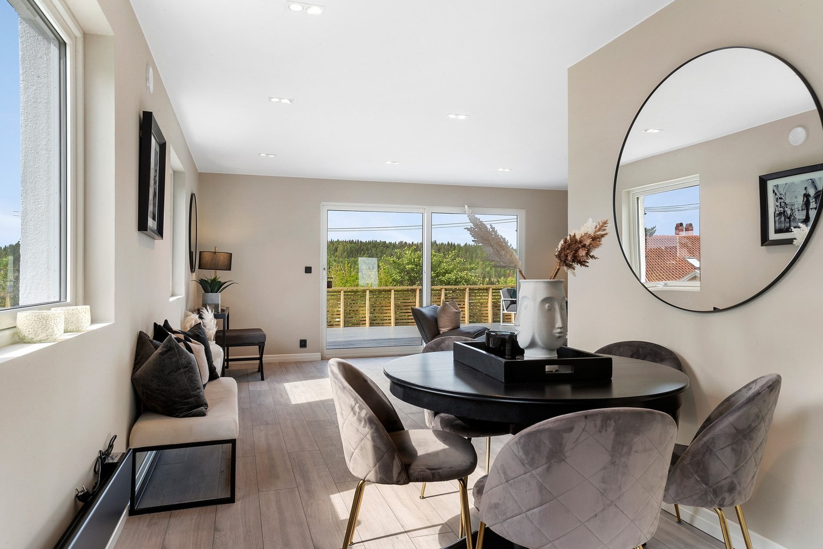 Åpen løsning mellom stue og spiseplass - perfekt for sosiale soner Galleribilde