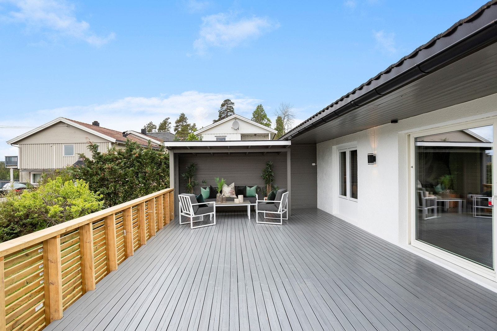 Stor og solrik terrasse på 44 kvm, med overbygd lounge - perfekt for både avslapning og sosiale sammenkomster Galleribilde