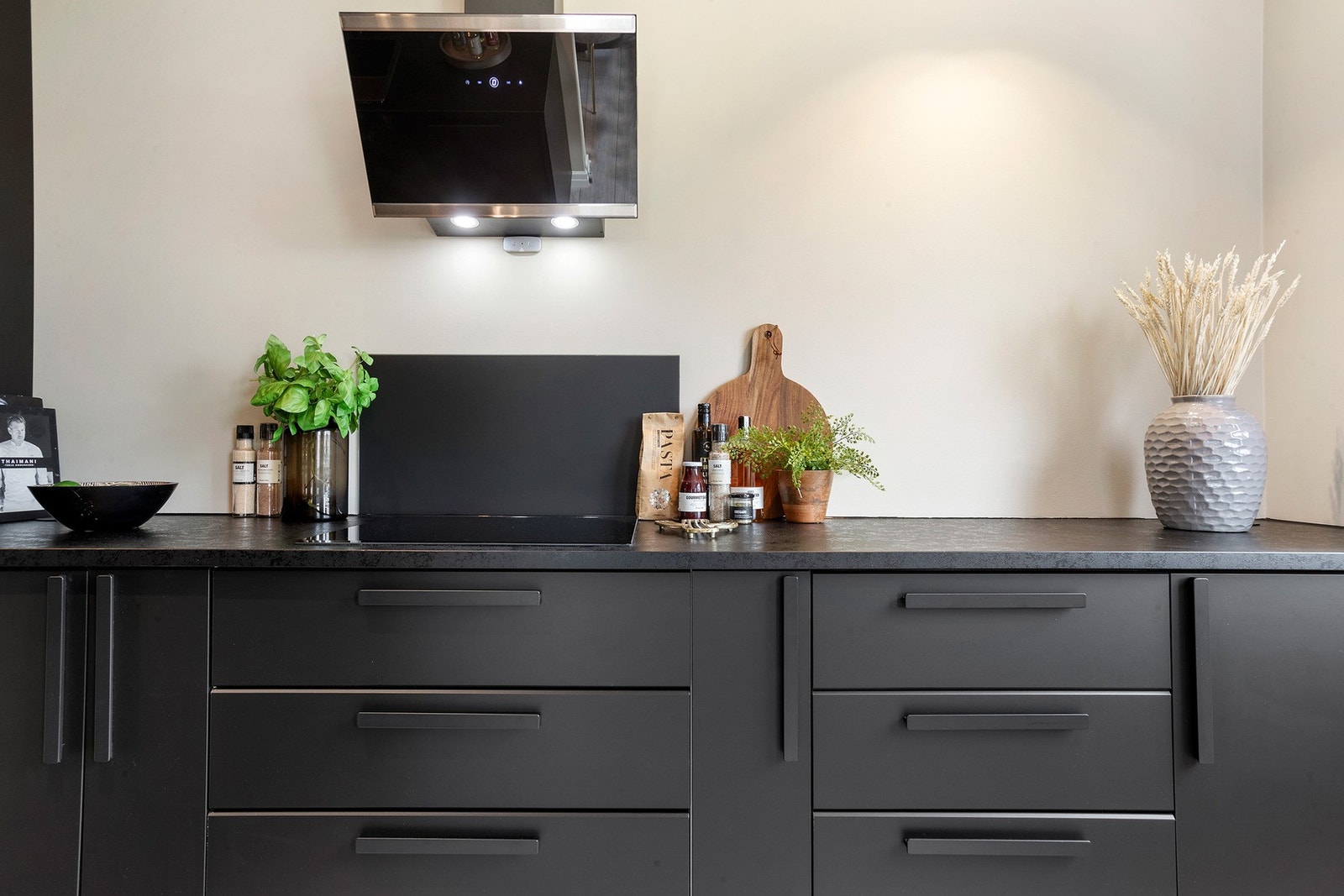 Delikate overflater og moderne uttrykk - et kjøkken for både matlaging og selskap Galleribilde