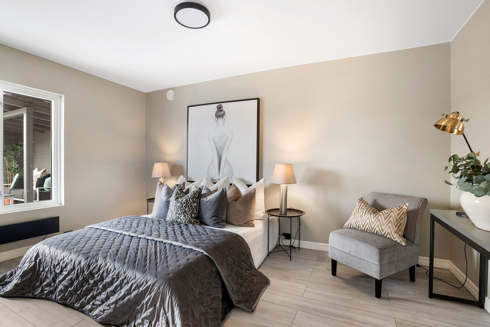 Romslig hovedsoverom i harmoniske farger og plass til garderobeløsning Galleribilde