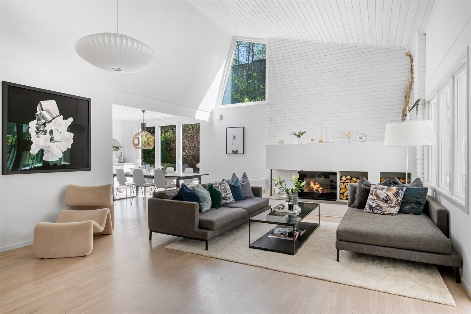 Den lekre stuen, med åpen løsning mot kjøkkenet, har store vindusflater som sørger for rikelig med lysinnslipp fra ulike himmelretninger og skaper en hyggelig atmosfære. Galleribilde